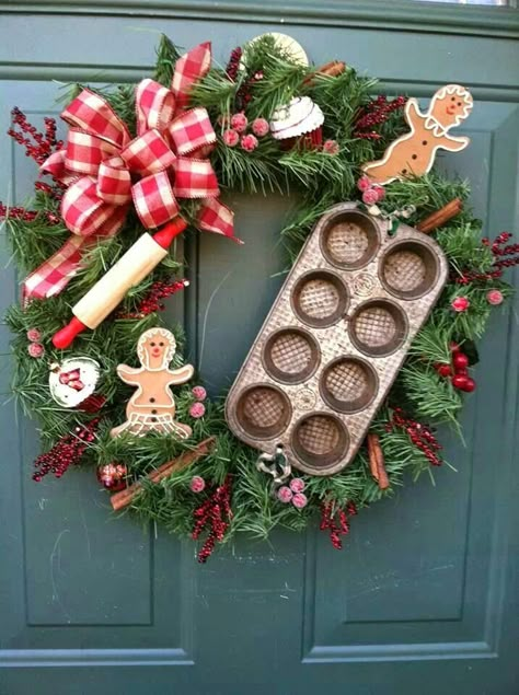 Cute kitchen wreath                                                                                                                                                                                 More Julkransar Diy, Dekoratívne Vence, Kitchen Wreath, Gingerbread Christmas Decor, Christmas Decorations Wreaths, Christmas Wreaths To Make, Wreath Decoration, Gingerbread Christmas, Gingerbread Men