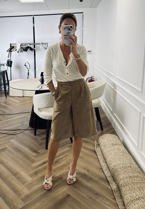 Mule Heels Outfit, Mules Shoes Outfit, Mule Shoes Outfit, Beige Mules, Mule Heels, Heels Outfits, Shoes Outfit, Business Casual Outfits, Mules Shoes