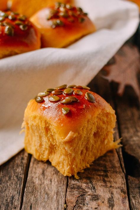 Pumpkin Dinner Rolls, Gourmet Baking, Pumpkin Foods, Cooking Therapy, Small Thanksgiving, Pumpkin Dinner, Soup Beef, Savory Pumpkin, Milk Bread Recipe