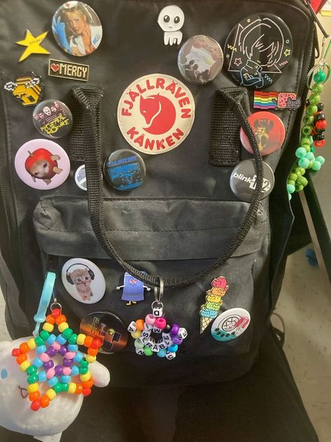 Decorate Your Backpack, Backpack Art, Scene Core, Backpack For School, Unique Backpacks, Inside My Bag, Bag Pins, Backpack Decoration, Scene Kids