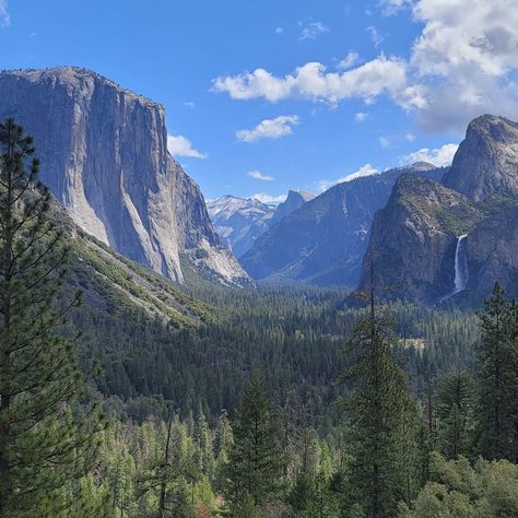 Beautiful Tunnel View in Yosemite early May 2022. Cathedral Beach Yosemite, Tunnel View Yosemite, Yosemite Tunnel View, Mariposa Grove Yosemite, Half Dome Yosemite, Merced River Yosemite Bridge, Travel List, Travel Bucket List, Places Ive Been