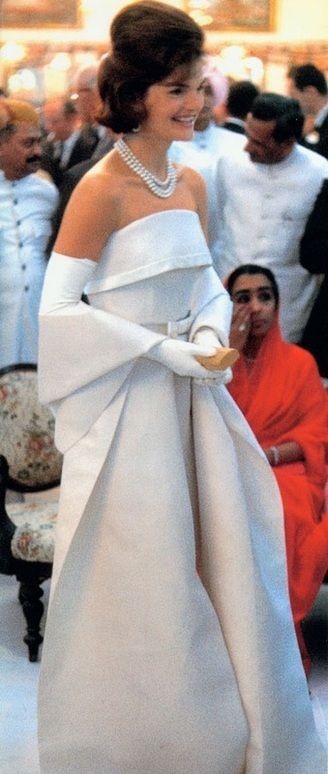 Jackie Kennedy wearing Oleg Cassini gown with silk stole. #jackiekennedy #jackieo #olegcassini Woman In White, Lady Like, Maria Callas, Tilda Swinton, Jackie O, Sophia Loren, Olivia Palermo, Elizabeth Taylor, Brigitte Bardot