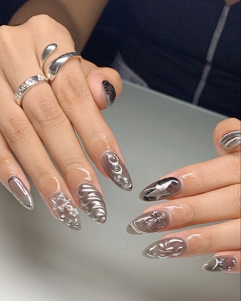 Metallic Christmas Nails, Encanto Nails, Y2k Nail Designs, Nail Art Y2k, Y2k Nail, Metallic Nails Design, Asian Nails, Punk Nails, Edgy Nails