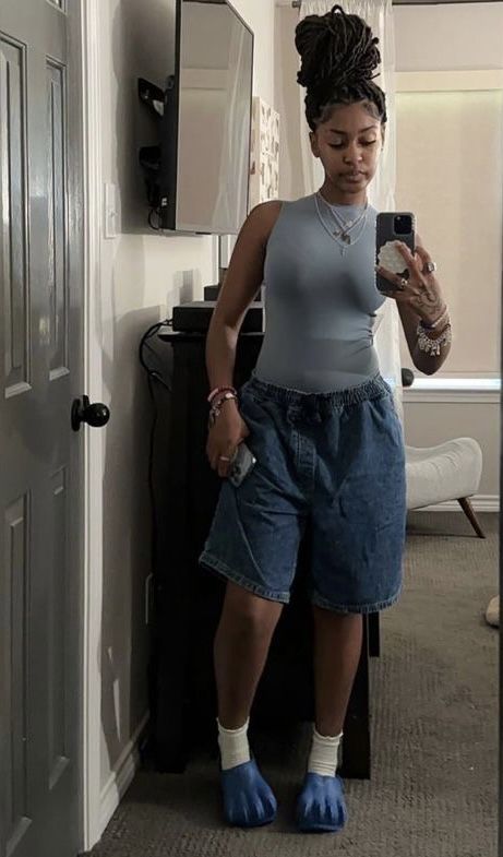 Blue Cargo Shorts Outfit, Blue Crocs Outfit, Blue Baggy Casual Shorts, Big Jorts Outfit Women’s, Blue Knee-length Jean Shorts For Streetwear, Women’s Baggy Jorts Outfit, Modest Streetwear, Baggy Shorts, Fly Outfit