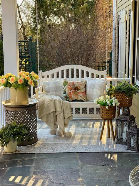 Small Porch Ideas On A Budget, Small Porch Ideas, Front Porch Bench, Veranda Design, Porch Bench, Spring Porch Decor, Cottage Porch, Front Porch Design, Farmhouse Front Porches