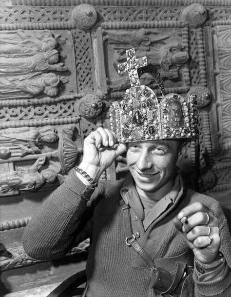 US soldier trying the crown of the Holy Roman Empire after the conquest of Nuremberg Monuments Men, Rare Historical Photos, Imperial Crown, Holy Roman Empire, Cave In, Us Soldiers, American Soldiers, Historical Events, Photojournalism