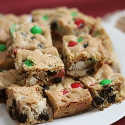 Christmas M&M Cookie Bars - with a TWIST! - THE OLIVE BLOGGER - Recipes your family will love! Mm Cookie Bars, Cake Natal, Christmas Bars, Christmas Cookie Bars, Xmas Baking, Pretzel Cookies, Delicious Christmas Cookies, Buttery Cookies, Christmas Dessert