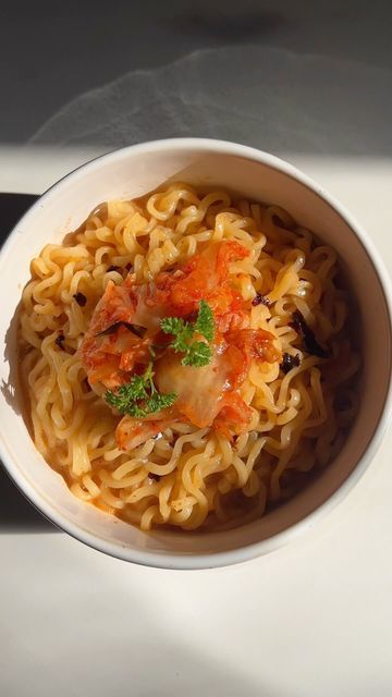 Korean Instant Noodles, Kimchi Ramen, Ramen Hacks, Noodles Lover, Korean Noodles, Guilt Free Snacks, Instant Ramen, Ramen Recipes, Sriracha Sauce