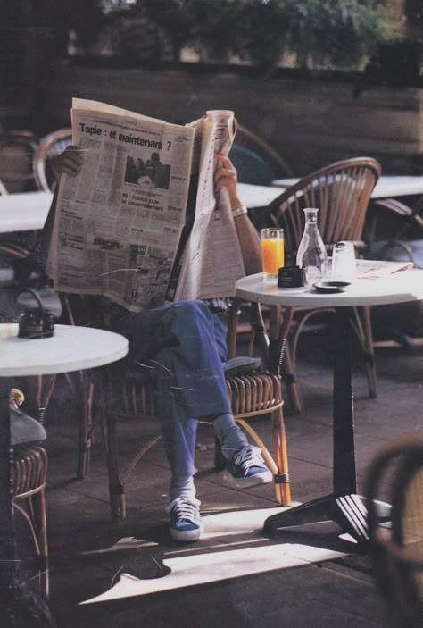 Life Drawing Reference, Travel Culture, Vintage Cafe, People Sitting, Cinematic Photography, Candid Photography, Coffee And Books, Pose Reference Photo, 인물 사진