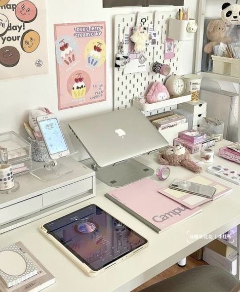 desk set up / desk organization / desk aesthetic / white desk set up / minimalist desk set up Desk Set Up Minimalist, Organization Desk Aesthetic, Aesthetic White Desk, Cuartos Ideas, White Desk Setup, Organization Desk, Romanticising School, Desk Room, Studying Aesthetic