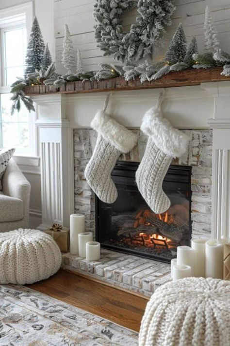 White Christmas Mantle Decor Ideas, White Christmas Theme Decor, White Christmas Fireplace Decor, White Fireplace Christmas Decor, Christmas White Aesthetic, Christmas White Decor, White Aesthetic Christmas, Christmas Modern Decor, Tv Stand Christmas Decor Ideas