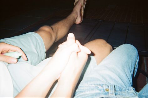 Disposable Camera Couple Pictures, Digital Camera Couple Photos, Couple Film Photography Aesthetic, Low Rise Jeans Flare, Beach Polaroid Pictures Couples, Film Camera Couple Photos, Couple Film Camera, Couple Polaroid, Couples On Film Camera