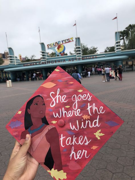 Pocahontas + Disneyland #Disney #Gradcaps #Disneyland #pocahontas Snow White Graduation Cap, Graduation Cap Designs Disney Princess, Pocahontas Graduation Cap, Mulan Graduation Cap, College Grad Cap Ideas Disney, Red Graduation Cap, Disney Grad Caps, Graduation Cap Cake, Hat Quotes