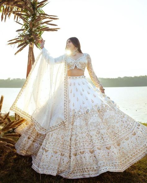 White Bridal Lehenga, India Wallpaper, Lehenga White, Ivory Lehenga, Indian Dress Up, Wedding Fits, Ivory Bride, Pakistani Bridal Dress, Bedroom Theme