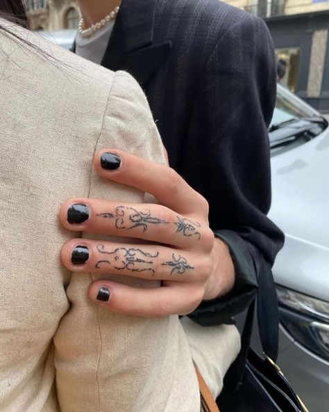 Geometric Stick And Poke, Damiano David Tattoo, Unique Finger Tattoos, Hand Tats, Tatuaje A Color, Poke Tattoo, Aesthetic Tattoo, Tattoo Flash Art, Hand Tattoo