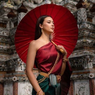 Thai Designer Fashion, Thai Traditional Dress Women, Thailand Traditional Clothes, Thai Photoshoot, Thai Umbrella, Temple Backdrop, Amanda Obdam, Thailand Traditional Dress, Miss Universe 2020