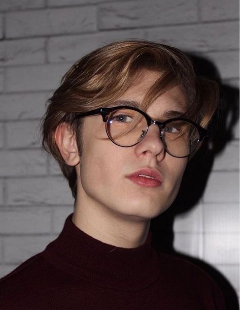 ⎯  ﾟ∙ * ⌞🔮⌝ 𝘱𝘪𝘯𝘵𝘦𝘳𝘦𝘴𝘵 : 𝘱𝘢𝘷𝘭𝘹𝘷𝘦 Portraits With Glasses, Cute Boy With Glasses, 20 Year Old Boy, Boys With Glasses, Guy Glasses, Guy With Glasses, Guy Reference, Men With Glasses, Boy With Glasses