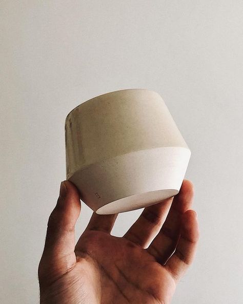 da forma on Instagram: "These cups are finally finished, and I am very happy with them. They were fun to make, the firings went well and they feel really nice in the hand. Made with a warm white clay and glazed with transparent glaze in the top half, so that the color obtained is given from the natural color of the clay. I am hoping to make a shop update next week after I gather some more work in another glaze firing this weekend. For the time being, my firings have a considerable share of f White Glaze Pottery, Glazing Mugs Ideas, White Clay Crafts, Useful Ceramics Ideas, Ceramic Mug Handles, Ceramic Cup Ideas, Pottery Tumblers, Ceramic Vases Diy, Glazing Pottery