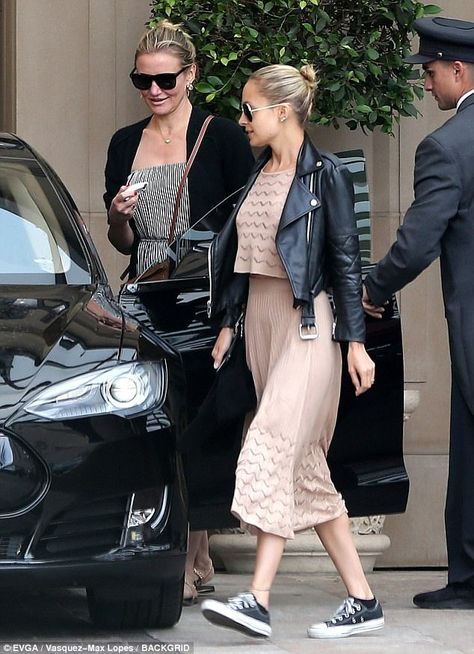 Ladies who lunch: (L-R) Cameron Diaz and Nicole Richie were spotted going for lunch together at Beverly Hills' Montage Hotel on Monday Nicole Richie Style, Luanna Perez, Curvy Petite Fashion, Cameron Diaz, Nicole Richie, Style Crush, Fall Fashion Trends, Petite Fashion, Fashion 2017