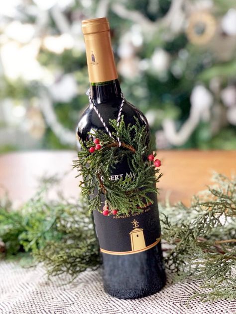 Cutest ideas for wrapping up a bottle of wine for the holidays! Wine Wrapping Ideas, Wine Present Ideas, Christmas Bottle Ideas, Wine Bottle Wrapping Ideas, Wine Bottle Gift Wrapping, Wine Bottles Gift Wrap, Wine Gift Wrapping, Christmas Wine Gift, Wine Gift Ideas