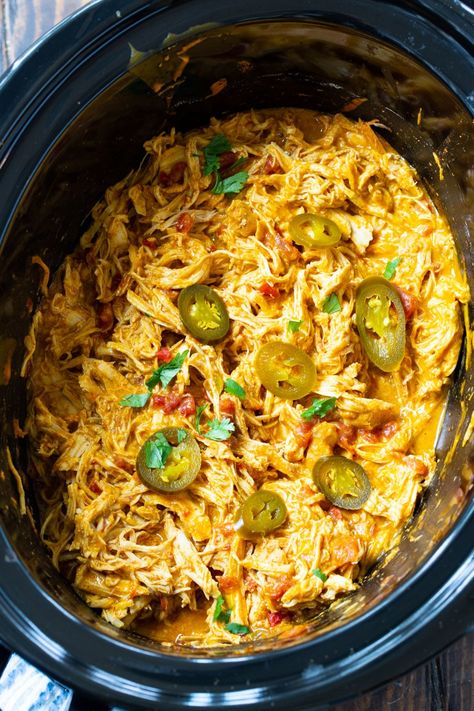 Crock Pot Creamy Chicken Nachos, Crock Pot Chicken Nachos Recipe, Slow Cooker Chicken Appetizers, Nacho Chicken Crockpot, Crock Pot Chicken Nachos, Crock Pot Nachos, Slow Cooker Nachos, Crockpot Shredded Chicken Recipes, Taco Shredded Chicken