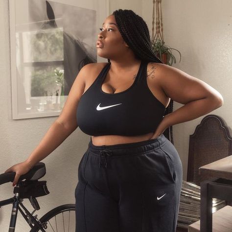 Photo shared by Essie Golden 📍NYC on September 28, 2020 tagging @nikewomen, @jeanniealbers, and @thicklaces. Image may contain: 1 person, standing. #Regram via @www.instagram.com/p/CFsZMHQBlf9/ Women Fitness Photography, Nike Plus Size, Stylish Plus Size Clothing, Plus Size Sports Bras, Plus Size Workout, Set Outfits, Seductive Clothes, Plus Size Activewear, Plus Size Maxi Dresses