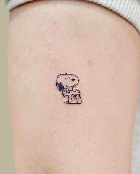 Peanuts Snoopy Tattoo, Snoopy Dog Tattoo, Simple Snoopy Tattoo, Cartoon Small Tattoo, Fine Line Snoopy Tattoo, Cute Snoopy Tattoo, Peanuts Tattoo Ideas, Baby Snoopy Tattoo, Snoopy Tattoo For Women