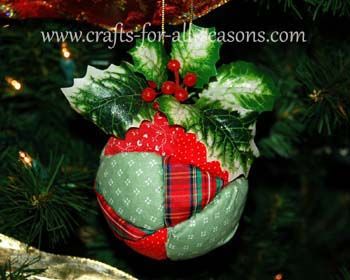 DIY Quilted Ball Ornament - instructions at Crafts For All Seasons Styrofoam Ball Crafts, Advent Crafts, Crafts By Season, Christmas Trimmings, Christmas Fabric Crafts, Christmas Craft Fair, Diy Christmas Tree Ornaments, Quilted Ornaments, Quilted Christmas Ornaments