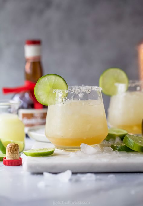 With just the right amount of lime juice, Cointreau, tequila and it's classic Grand Marnier floater, this 5-minute Cadillac Margarita will be your go-to summer cocktail. Served over ice with a salt rim it's as easy as it is impressive! #margaritarecipes #tequila #cocktails #cocktailrecipe #summercocktails #tequiladrink #craftcocktail Moscato Sangria Recipes, Cadillac Margarita Recipe, Cointreau Drinks, Cadillac Margarita, Moscato Sangria, White Wine Sangria Recipe, Best Margarita Recipe, Easy Margarita, Best Tequila