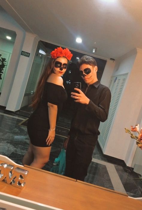 Casal Halloween, Halloween Casal, Fantasias Halloween, Two Hands, Second Hand, Mirror Selfie, Halloween