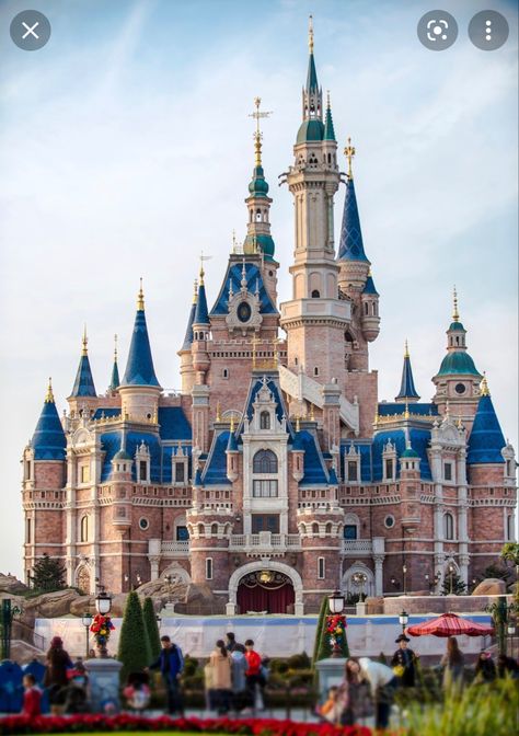 Shanghai Disneyland location Shanghai, China Painted Records, Shanghai Disneyland, Disney Diy Crafts, Disneyland Castle, Shanghai Disney Resort, Disney World Florida, Disney Shanghai, Fantasy Castle, Disney Castle