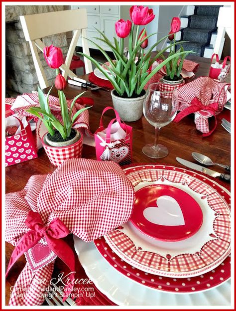 Valentine Table Settings, Valentine's Table Decorations Ideas, Valentines Table Centerpieces, Valentines Centerpiece Ideas, Valentines Day Table Setting, Valentines Tablescape, Valentines Day Tablescapes, Sweetheart Valentines, Valentine Day Table Decorations