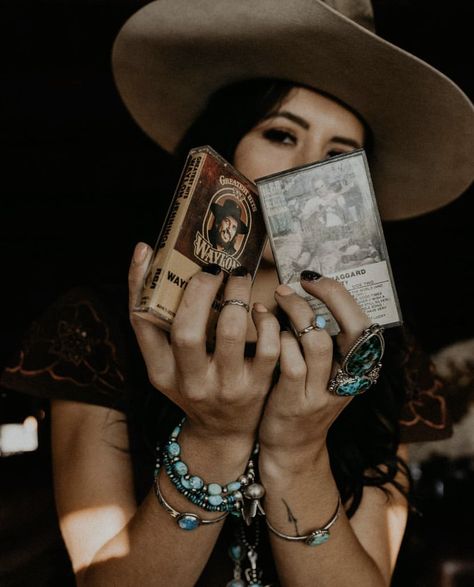 Gothic Western Aesthetic, Rock N Roll Cowgirl, Cowgirl Photoshoot, Hello Darlin, Foto Cowgirl, Western Gothic, Hippie Cowgirl, Western Cowgirls, Cowgirl Style