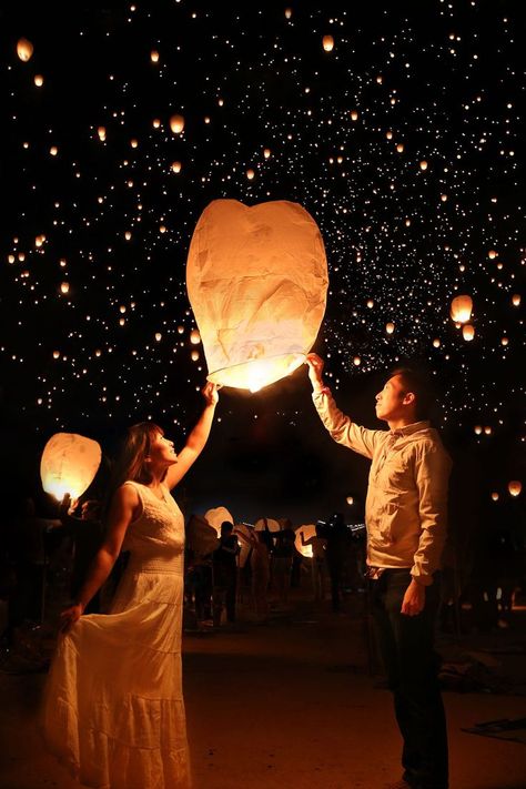 Couple holding up a lantern at the Rise Festival in Las Vegas at Jean Dry Lake Bed Creative Date Night Ideas, Dream Dates, Rise Festival, Pre Wedding Shoot Ideas, Las Vegas Photos, Creative Dates, Sky Lanterns, Romantic Couples Photography, Couple Photography Poses