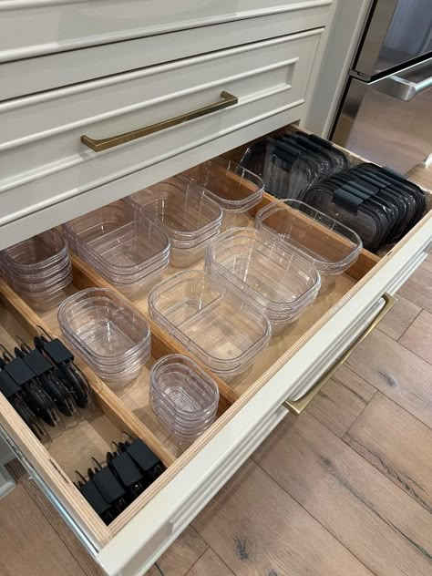 #foodstroage #foodstorageorganization #glassfoodstorage #drawerdividers #bamboodrawerdividers #labels #organizing #luxuryhomes #organizingideas #drawers #kitchen #labels #kitchenorganization #theNEATlife #NEATmethod #NEAThouston Pantry Organization Ideas Black, Plate And Bowl Drawer, Must Have Kitchen Drawers, Cabinet Set Up, Custom Cabinet Organization, Kitchen Organization Essentials, Kitchen Inspo Organization, Home Convenience Ideas, Kitchen Cabinets Interior Organization