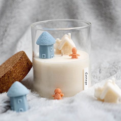 Handcrafted from soy wax, this cottage in the snow candle has a sweet fragrance. This festive scenery in a glass jar will beautify your winter wonderland holiday decor. This candle jar also makes for a lovely gift idea. Unique Candle Ideas, Cabin Candle, Mountain Walk, Winter Wonderland Decor, Snow Candles, Winter Candles, Wonderland Decor, Globe Gift, Candles Scented