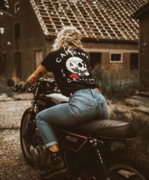 Motorcycle Outfits For Women, Biker Girl Outfits, Hippie Grunge, Мотоциклы Cafe Racers, Biker Babe, Estilo Hippy, Shotting Photo, Biker Outfit, Estilo Hippie