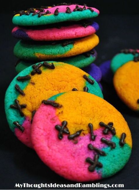 The Best Halloween Desserts on Pinterest: 'Nightmare Before Christmas' Sally Cookies #halloween #dessert #cookies #nightmarebeforechristmas Nightmare Before Christmas Party Ideas, Sally Cookies, Nightmare Before Christmas Party, Personal Desserts, Spooky Halloween Desserts, Chocolate Caramel Apples, Halloween Brownies, Graham Cookies, Halloween Oreos