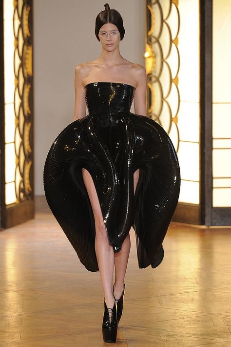 Iris van Herpen Fall Couture 2012 - Slideshow Space Couture, Space Runway, Alien Couture, Iris Van Herpen Celebrities, Iris Van Herpen Red Carpet, Iris Van Herpen Black Dress, Iris Van Herpen 3d Printing, Iris Van Herpen 2019, Avangard Fashion