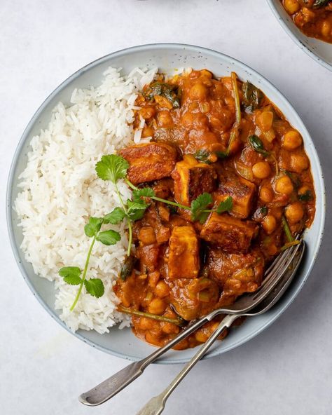 Vegetarian Goulash, Halloumi Curry, Curry With Spinach, Vegetarian Rice Dishes, Cauliflower And Chickpea Curry, Sainsburys Recipes, Yummy Vegetable Recipes, Veg Curry, High Protein Vegetarian Recipes