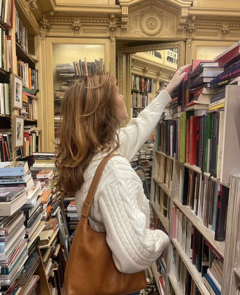 Library Poses Aesthetic, Cute Bookworm Outfits, Library Instagram Story Ideas, Library Pictures Instagram, Library Story Instagram, Library Instagram Pictures, Library Instagram Story, Library Aesthetic Girl, Library Pose Ideas