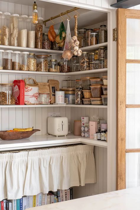 What You Need To Know About Kitchen Pantries | SheerLuxe Vintage Pantry Ideas, English Snug, Open Shelving Pantry, Country Pantry, Butlers Pantries, Kitchen Pantries, Tiny Pantry, Open Pantry, Pantry Inspiration