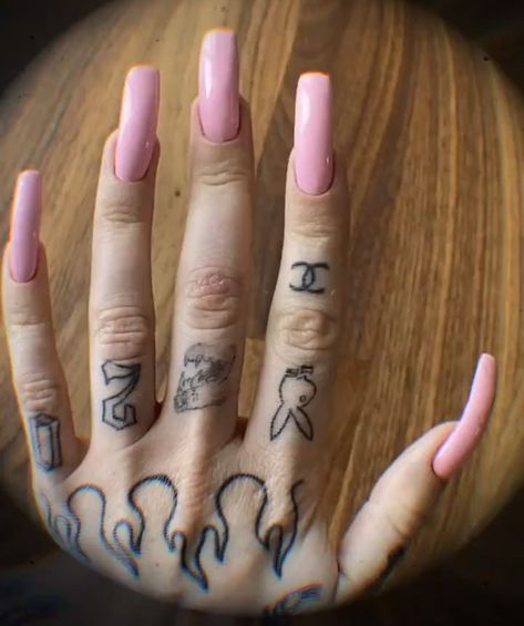 Knuckle Tattoos, Tattoos Inspiration, Finger Hands, Dainty Tattoos, Edgy Wallpaper, Hand Tattoo, Body Mods, Inspirational Tattoos, Simple Lines