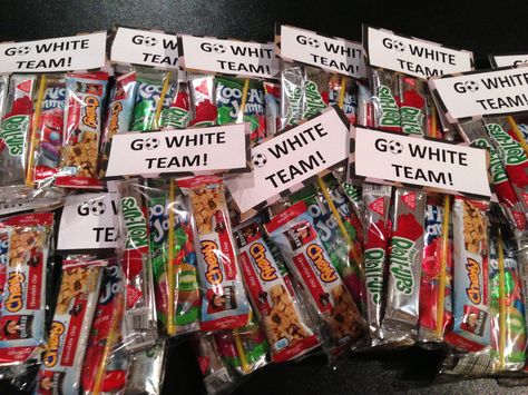 Soccer snacks Soccer Mom Snacks, Snack Bag Ideas, Football Team Snacks, Soccer Game Snacks, Kids Sports Snacks, Basketball Snacks, Cheer Snacks, Soccer Treats, Baseball Treats