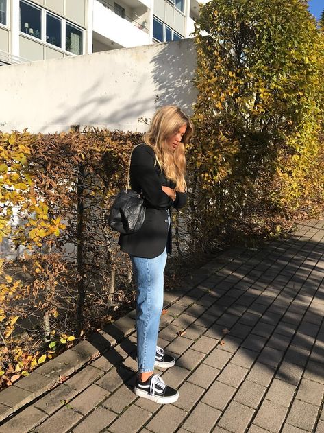 SUNNY FALL OUTFIT Sunny Fall Outfits, Navy Blazer With Jeans, Sunny Autumn Outfit, Sunny Autumn, Outfit For Work, Jeans Outfit Fall, Vans Outfit, Perfect Fall Outfit, Matilda Djerf