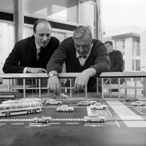 Play Time (1967) by Jacques Tati - A Comedy Film about Modernist Architecture - Dedece Blog | Dedece Blog Jaques Tati, Jacques Tati, Movie Directors, Film Cinema, Sci Fi Films, Great Films, Comedy Films, Music Score, Miniature Model