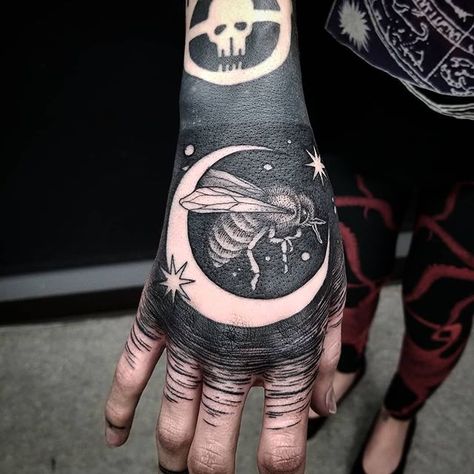 Amazing negative bee  and moon  hand tattoo by Thomas E (@thomasetattoos) resident at Black Talon Tattoo (@blacktalonarcadia) Arcadia California. #STYNG  - #beetattoo #moontattoo #handtattoo #beetattoos #moontattoos #negativetattoo #negativetattoos #cooltattoos #tattooinspiration Negative Tattoo, Tattoo Stars, Negative Space Tattoo, Unusual Tattoo, Insect Tattoo, Blackout Tattoo, Finger Tattoo Designs, Geniale Tattoos, Trash Polka