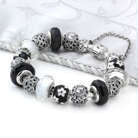 Black Pandora Bracelet, Pandora Bracelet Charms Ideas, Rings Pandora, Pandora Bracelet Designs, Pandora Black, Bracelet Gift Box, Pandora Jewelry Charms, Jewelry Pandora, Twitter Link