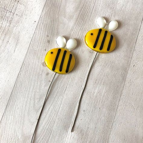 Fused Glass Bumble Bee, Small Fused Glass Projects, Fused Glass Bugs, Fused Glass Bees, Wings Images, Fused Glass Flowers, Bee Hive Craft, Bed Window, Fused Glass Flower