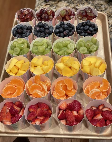 Fruits For Birthday Party, Fruit Birthday Snacks, School Brunch Ideas, Fruit Birthday Party Food, Fruit Bowl Display For Party, Kids Party Fruit Platter, Mini Fruit Skewers, Finger Foods For Lunch, Light Refreshment Ideas